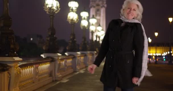 Mulher Madura Energética Despreocupada Dançando Ponte Alexandre Iii Paris Noite — Vídeo de Stock