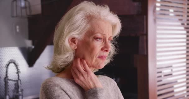Depresyondaki Yaşlı Kadının Elini Boynuna Dayadığı Yakın Plan Mutfak Içinde — Stok video