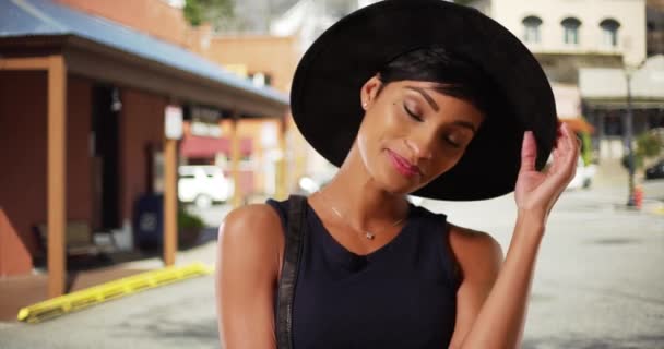 Elegante Afroamerikanerin Modelliert Stilvollen Schwarzen Hut Auf Einer Ruhigen Straße — Stockvideo