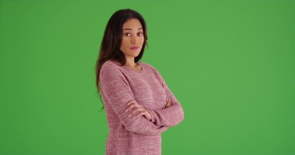 Retrato Jovem Mulher Latina Camisola Rosa Acolhedora Sorrindo Para Câmera — Vídeo de Stock