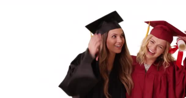 两个漂亮的女学生从大学的版权保护专业毕业 几个大学生朋友准备毕业典礼时被隔离在空白的复制空间里 — 图库视频影像