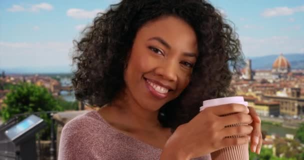 Зблизька Темношкіра Жінка Туристка Флоренції Каву African American Millennial Holiday — стокове відео