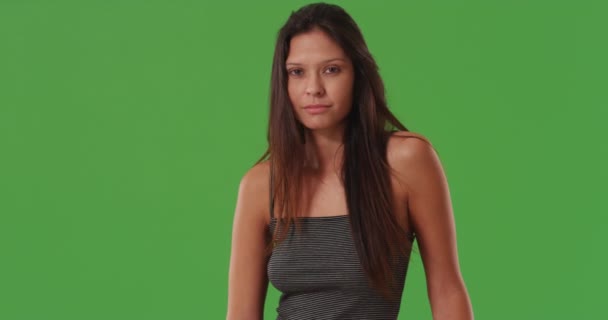 Menina Caucasiana Atraente Olhando Para Câmera Tela Verde Mulher Jovem — Vídeo de Stock