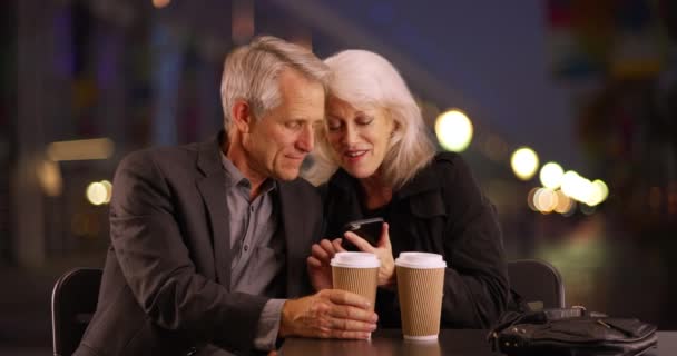 Senior Žena Sdílení Legrační Fotky Svém Smartphonu Svým Partnerem Starší — Stock video
