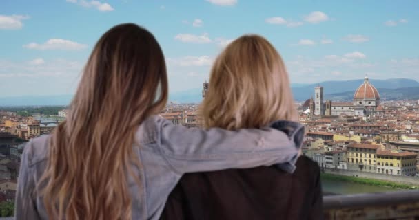 Barátságos Barna Átöleli Szőke Barátját Miközben Élvezi Kilátás Nyílik Firenzei — Stock videók