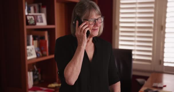 Encantadora Señora Mayor Hablando Teléfono Inteligente Con Amigo Dentro Oficina — Vídeo de stock