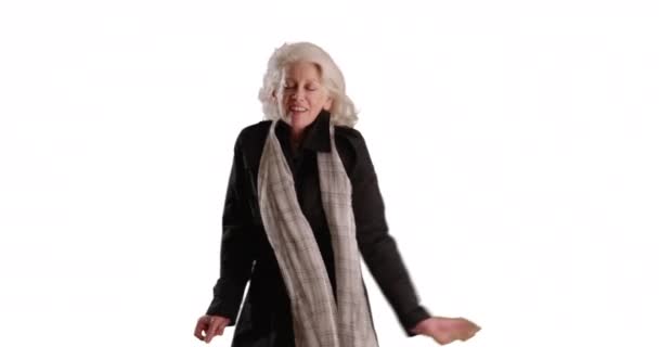 Energická Starší Žena Tančící Šátkem Bílém Pozadí Bezstarostná Stařena Tančí — Stock video