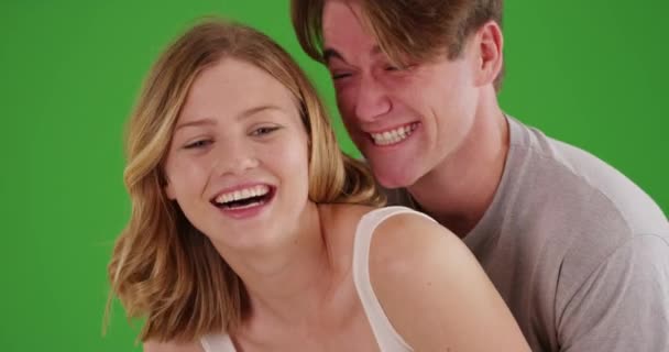 Atraente Masculino Abraçando Namorada Feliz Por Trás Tela Verde Verde — Vídeo de Stock