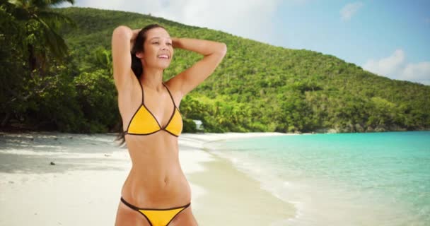 Jonge Blanke Vrouw Poseert Gelukkig Het Caribische Strand Blank Meisje — Stockvideo