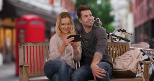 Londra Daki Neşeli Çift Açık Havada Akıllı Telefondan Oyun Oynuyor — Stok video