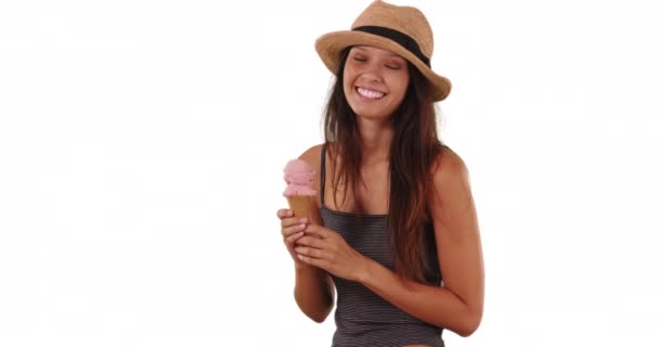 Mujer Caucásica Feliz Camiseta Sin Mangas Con Cono Helado Sobre — Vídeos de Stock