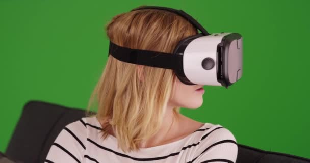 Nettes Millennial Mädchen Mit Headset Für Unterhaltsame Unterhaltung Auf Grünem — Stockvideo