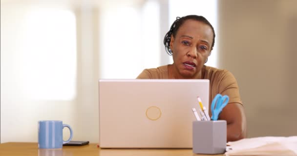 Portret Starszej Czarnej Kobiety Używającej Komputera Domu Starsza Czarna Kobieta — Wideo stockowe