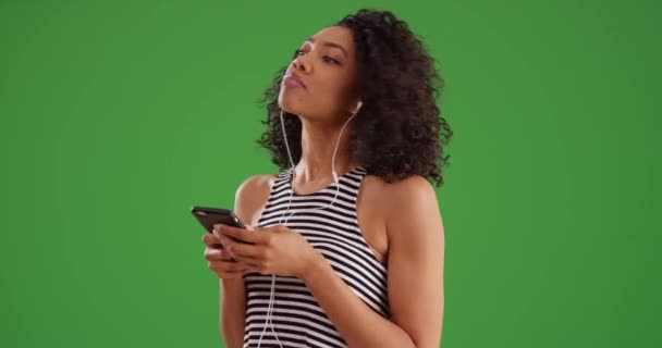 Femme Mode Chemise Rayures Noires Blanches Écoutant Musique Envoyant Des — Video