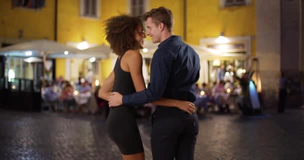 Happy Couple Profiter Vie Nocturne Italie Multiethnique Mâle Femelle Ayant — Video