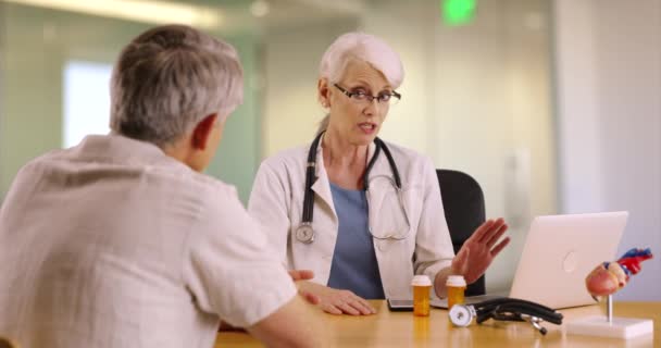 Doctor Mayor Hablando Con Anciano Consultorio Una Doctora Exitosa Discutiendo — Vídeos de Stock