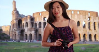 Roma İtalya 'da fotoğraf çeken sevimli genç bayan fotoğrafçı. Roma Kolezyumu 'nun önünde DSR kamerasıyla fotoğraf çeken bin yıllık turistin yakın görüntüsü. 4k