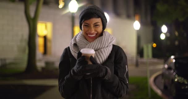 Nette Afroamerikanerin Schal Und Mütze Gehüllt Steht Vor Der College — Stockvideo