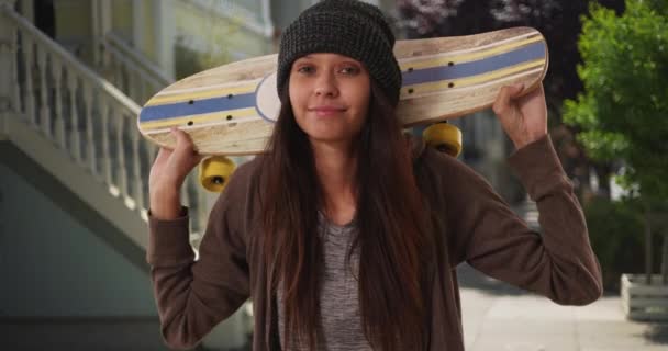 Hipster Menina Com Skate Sobre Ombros Olhando Para Câmera Rua — Vídeo de Stock
