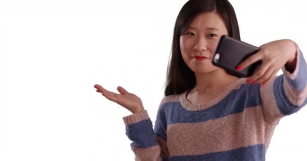 Mujer Casual Millennial Utilizando Smartphone Para Tomar Selfie Espacio Copia — Vídeos de Stock