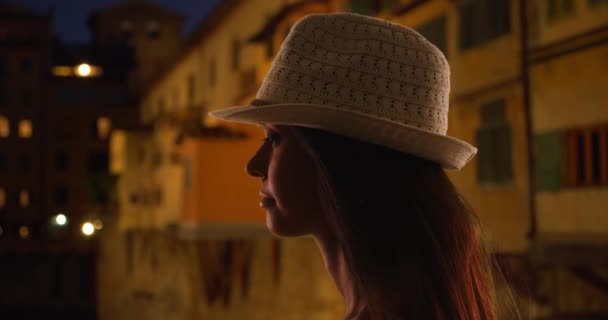 Silueta Unei Tinere Podul Ponte Vecchio Privind Râul Arno Femeie — Videoclip de stoc