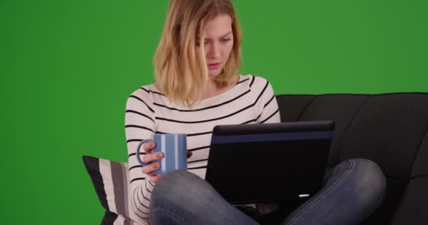 Retrato Mulher Loira Bonito Navegando Internet Laptop Tela Verde Tela — Vídeo de Stock