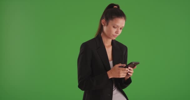 Mujer Profesional Que Utiliza Teléfono Inteligente Para Enviar Mensajes Texto — Vídeos de Stock