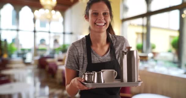 Ładna Kelnerka Restauracji Tacą Herbatę Kawę Przyjazny Serwer Fartuchu Trzymający — Wideo stockowe