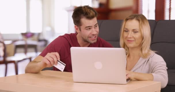 Millennials Online Winkelen Samen Laptop Thuis Modern Hippe Stel Zit — Stockvideo