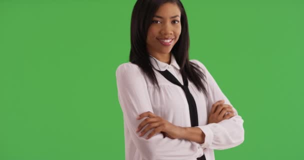 Pewna Siebie Czarna Profesjonalistka Uśmiechnięta Rękami Zielonym Ekranie Portret Elegancko — Wideo stockowe