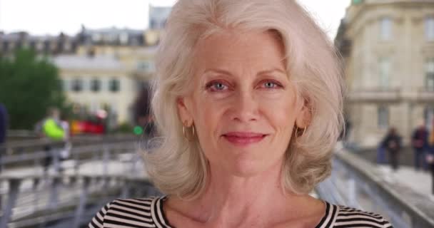 Paris Kameraya Gülümseyen Çizgili Tişört Giyen Çekici Beyaz Saçlı Kadının — Stok video