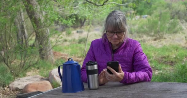 Mujer Jubilada Feliz Disfrutando Aire Libre Mirando Dispositivo Móvil Senderista — Vídeo de stock