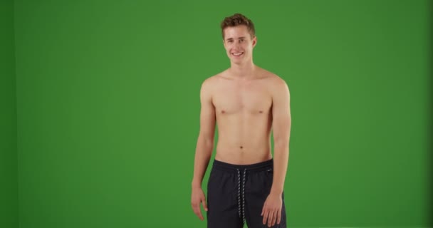 Egy Vonzó Férfi Portréja Aki Meztelenül Áll Úszónadrágban Zöld Vásznon — Stock videók