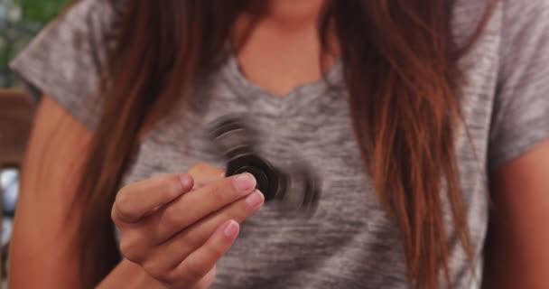 Extreme Close Woman Playing Fidget Spinner Bench Wearing Shirt Tight — Stock Video