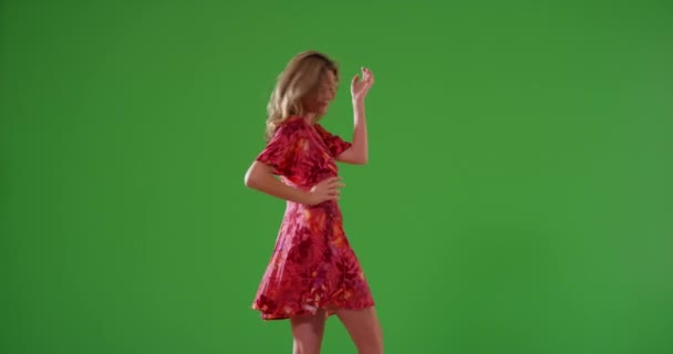 Atrakcyjna Blondynka Sukience Tańcząca Zielonym Ekranie Zielonym Ekranie Klucza Lub — Wideo stockowe