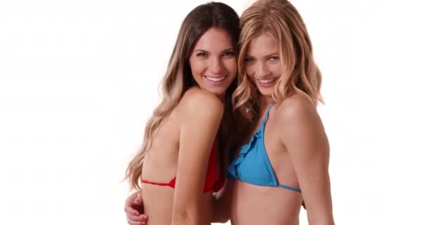 Δύο Σέξι Λευκές Κοπέλες Μπικίνι Χαμογελούν Στην Κάμερα Λευκό Φωτοτυπικό — Αρχείο Βίντεο