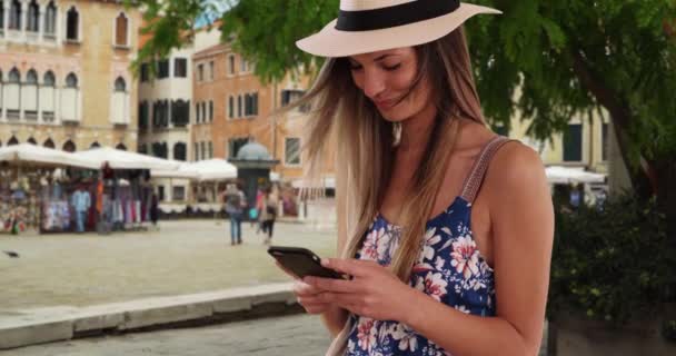 Glückliche Frau Floralem Strampler Und Fedora Sms Telefon Venedig Italien — Stockvideo