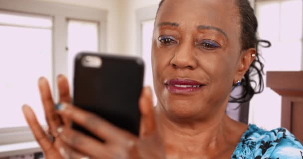 年上のバック女性は彼女の好きな上にスワイプ日付アプリ アフリカ系アメリカ人の年配女性が携帯電話を使っている — ストック動画