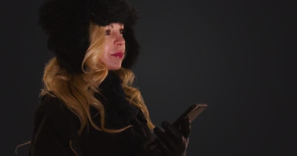 Gros Plan Jolie Femme Caucasienne Chapeau Écharpe Tenant Téléphone Cellulaire — Video
