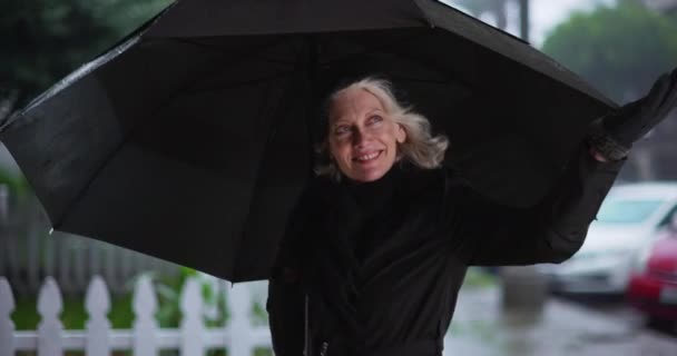 Retrato Una Elegante Mujer Mayor Parada Bajo Paraguas Negro Bailando — Vídeos de Stock