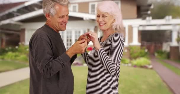 Boldog Nyugdíjasok Izgatottak Otthonuk Miatt Izgatott Nyugdíjas Pár Kulcsokkal Otthonukhoz — Stock videók