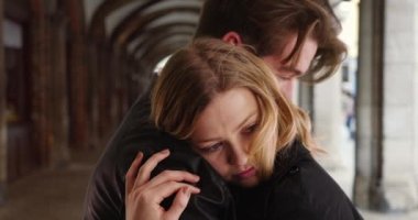 Dışarıda genç ve çekici karı ve kocaların kucaklaşması. Beyaz erkek ve dişi tatlı bir anı paylaşıyorlar. 4k