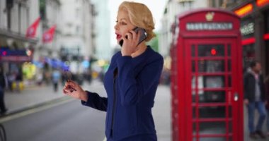 Londra 'lı iş kadını müşterisiyle önemli bir telefon görüşmesi yapıyor. Şehirde başarılı bir avukat cep telefonuyla acil durumu tartışıyor. 4k