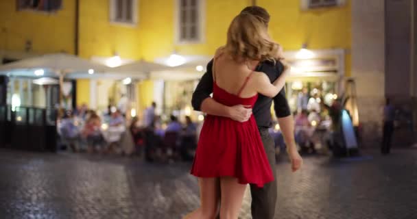 Casal Jovem Despreocupado Dançando Fora Itália Homem Mulher Caucasianos Desfrutar — Vídeo de Stock