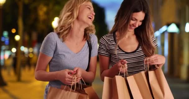 쇼핑객 샹젤리제 외곽에서 물건을 있습니다 쇼핑하러 숙녀들 쇼핑백 들여다보고 있습니다 — 비디오