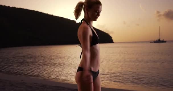 Szczęśliwa Kobieta Kręcąca Się Kółko Plaży Zachodzie Słońca Ciesząc Się — Wideo stockowe