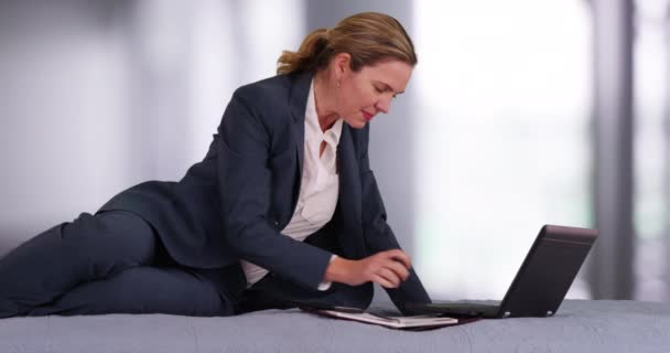 Profesjonalna Kobieta Garniturze Pracująca Laptopie Smartfonie Sypialni Sukces Kobiety Leżącej — Wideo stockowe
