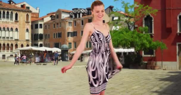 Zorgeloze Vrouw Venetië Lachend Draaiend Haar Zonnejurk Speelse Vrouw Toerist — Stockvideo