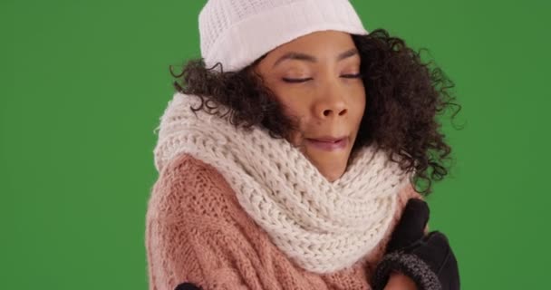 Kışlık Giysiler Içinde Titreyen Yeşil Ekran Arka Planındaki Kameraya Bakan — Stok video
