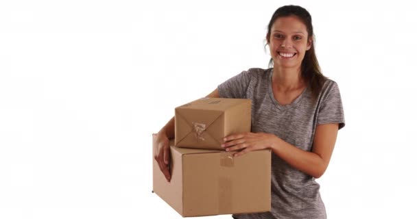 美丽的微笑的白人女人背着白色背景的船箱 将带着版权空间的工作室中的快乐女性收件箱的肖像 — 图库视频影像